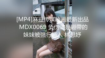 头套哥跟好兄弟4P两个年轻颜值小妹，全程露脸口交大鸡巴情趣丝袜装，轮草抽插互动狼友，淫声荡语精彩不断