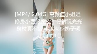 办公楼女厕全景偷拍神似“郭B婷”的颜值美女玩手机嘘嘘黑穴被看光光