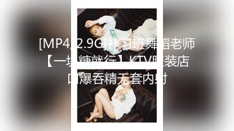 农村居家少妇，拥有吊钟大奶不为过，自己可以同时吃到两个咪咪，倒立特写，也很干净