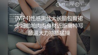 唇彩自慰的，最后都b里都流水出来了