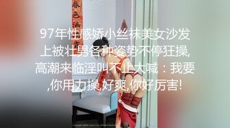 绿衣长裙四眼妹子，走路慢悠悠的，可能是刚才尿尿时姨妈血流的有点多~