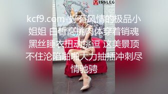 ❤️肥臀爱好者，巨乳摇摆抹精油，油光程亮，第一视角后入撞击，大屁股很Q弹，搞不了几下就缴枪