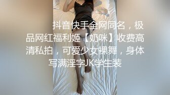 哺乳期的妈妈镜头前挤奶水给狼友喝真刺激，揉奶子挤奶水自己抠骚逼，撅着屁股给狼友看特写精彩刺激不要错过