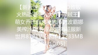 女厕全景偷拍 身材丰满皮肤白皙的背包美少妇