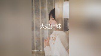 《极品CP魔手外购》全景逼脸同框偸拍Club夜场女蹲厕超多时尚靓妹方便 意外收获性急小情侣口交后入快餐式性爱 (2)