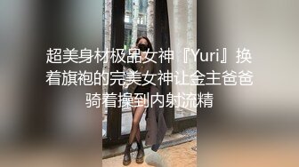 又是羡慕大爷的一天！欧美大爷一个人享用两位极品美女 坐在沙发上两个骚逼轮流插入！