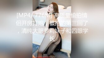 时尚修身牛仔裤小姐姐展示自己的瑜伽功底，大长腿一字马