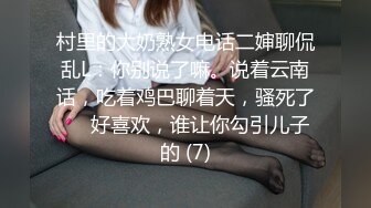 爆乳少妇让大哥在吊椅上玩弄骚穴，捏着骚奶子暴力抠弄骚穴，把骚逼都弄疼了浪叫不断，道具抽插玩弄精彩刺激