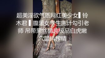 两个中年美少妇的诱惑还有一个好大哥，跟狼友互动撩骚听指挥，吃奶玩逼道具抽插，口交大鸡巴